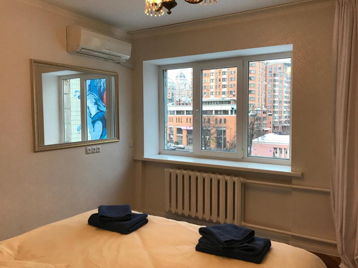 Sunny Apartment Overlooking The Royal Village Kyiv Exterior photo